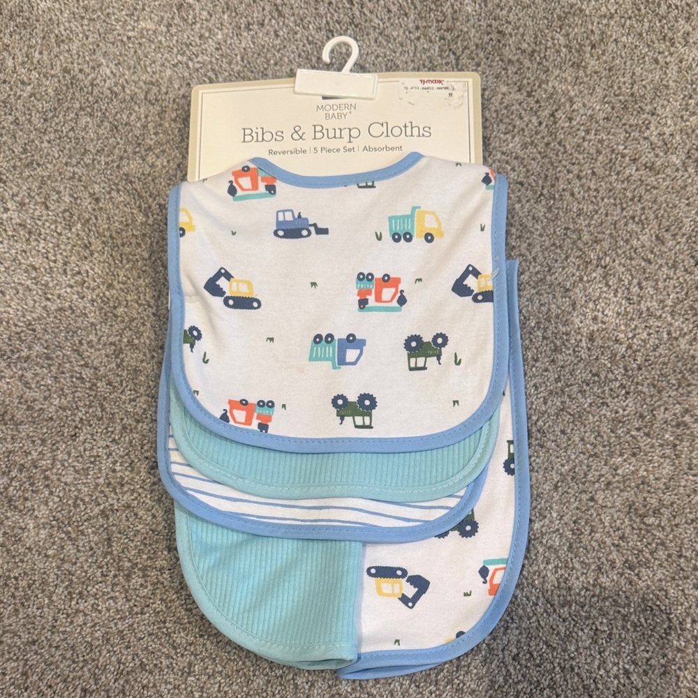 NWT Modern Baby 5 Piece Set Bibs and Burp Cloths